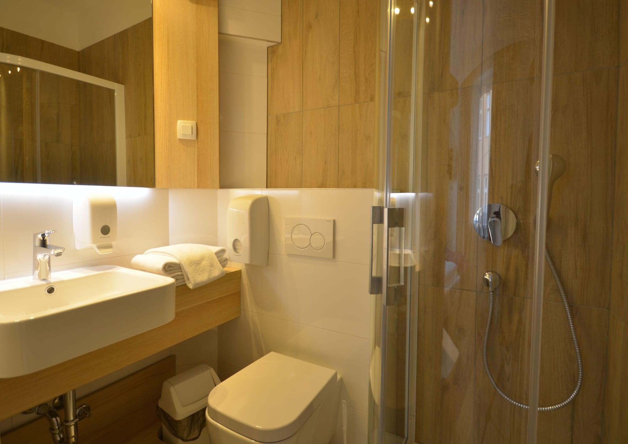 Emonec Hotel